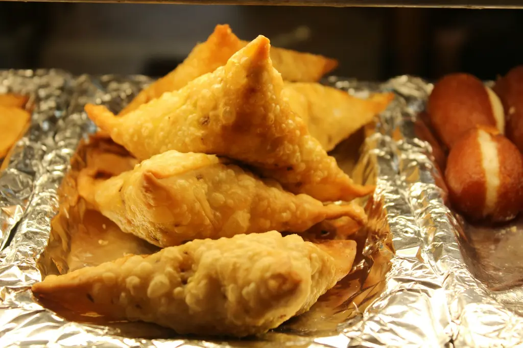 unsplash_rRFE8agWJNw_samosa.webp